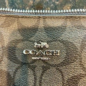 Designer NWOT Coach Signature CC shoulder bag in chic black/charcoal gray